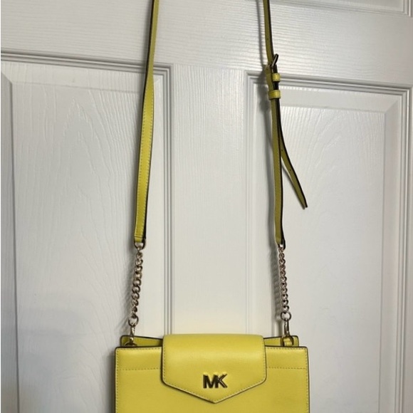 Michael Kors Crossbody . Bright Yellow. Gold Tone Hardware. - Picture 4 of 6